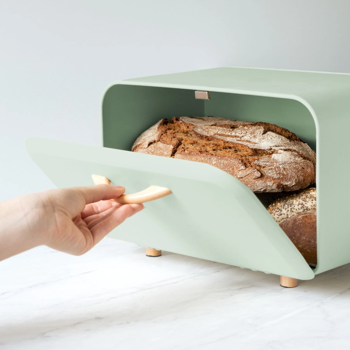 Navaris Metalen Broodtrommel Met Klapdeksel - Vershouddoos Voor Brood - 35 X 24 X 23 Cm - Van Ijzer Met Houten Details In Mintgroen - Afbeelding 7