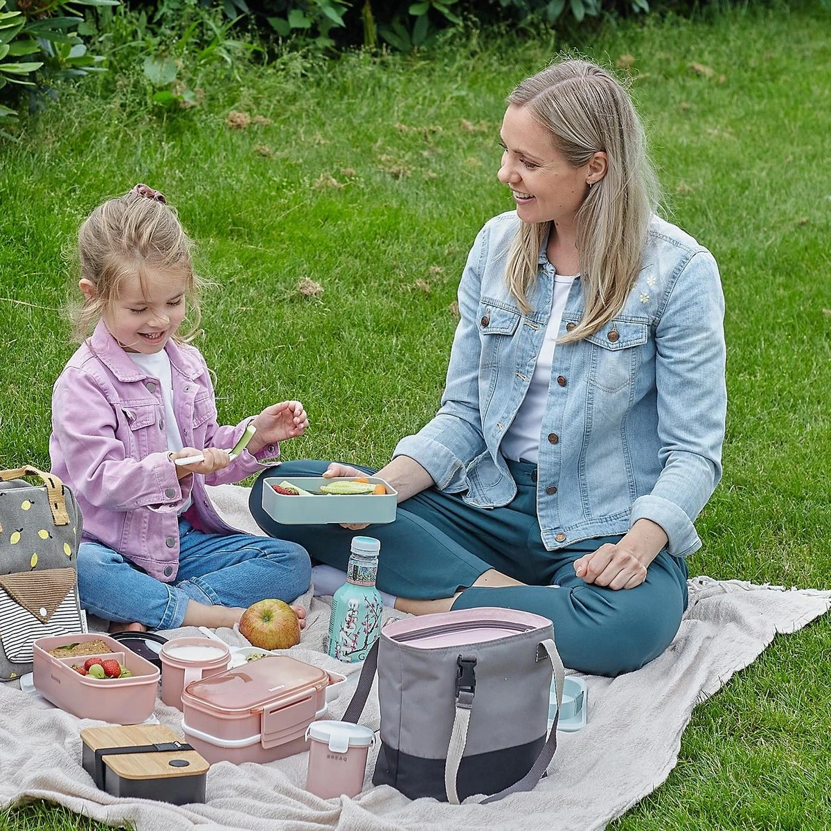 Homra Lunchbox STAQS Pink - Bento Box - 2 Laags Broodtrommel - 3 Compartimenten - Roze - Lunch To Go - Duurzaam Kunststof - BPA Vrij - 3 Vaks Lunchtrommel Voor Volwassenen - Inclusief Bestek - Magnetron, Diepvries, Vaatwasser Bestendig - Vers Houden - Afbeelding 9