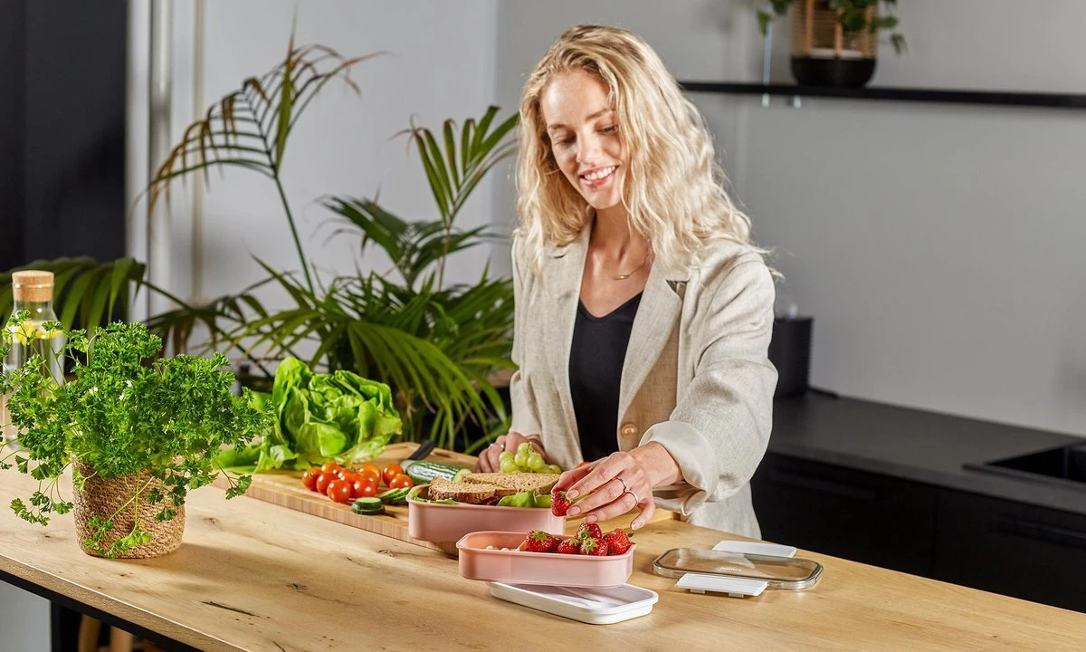 Homra Lunchbox STAQS Pink - Bento Box - 2 Laags Broodtrommel - 3 Compartimenten - Roze - Lunch To Go - Duurzaam Kunststof - BPA Vrij - 3 Vaks Lunchtrommel Voor Volwassenen - Inclusief Bestek - Magnetron, Diepvries, Vaatwasser Bestendig - Vers Houden - Afbeelding 6